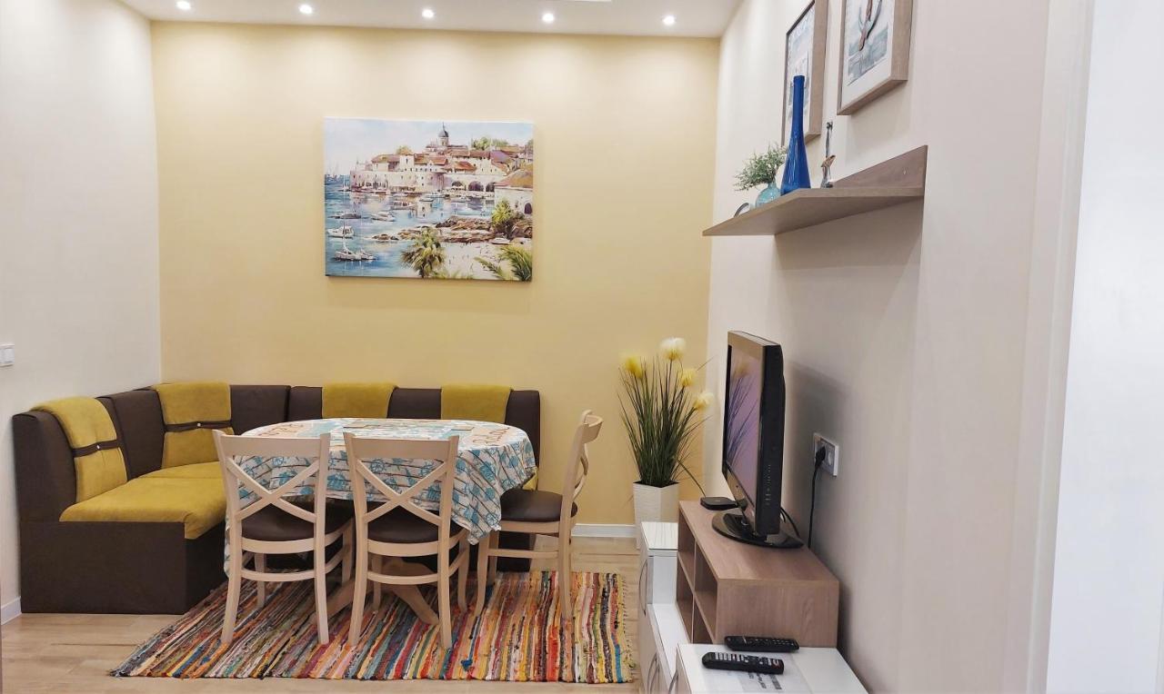 Апартамент Pink & Blue - 2Bdr With Balcony - Wi-Fi Warna Zewnętrze zdjęcie