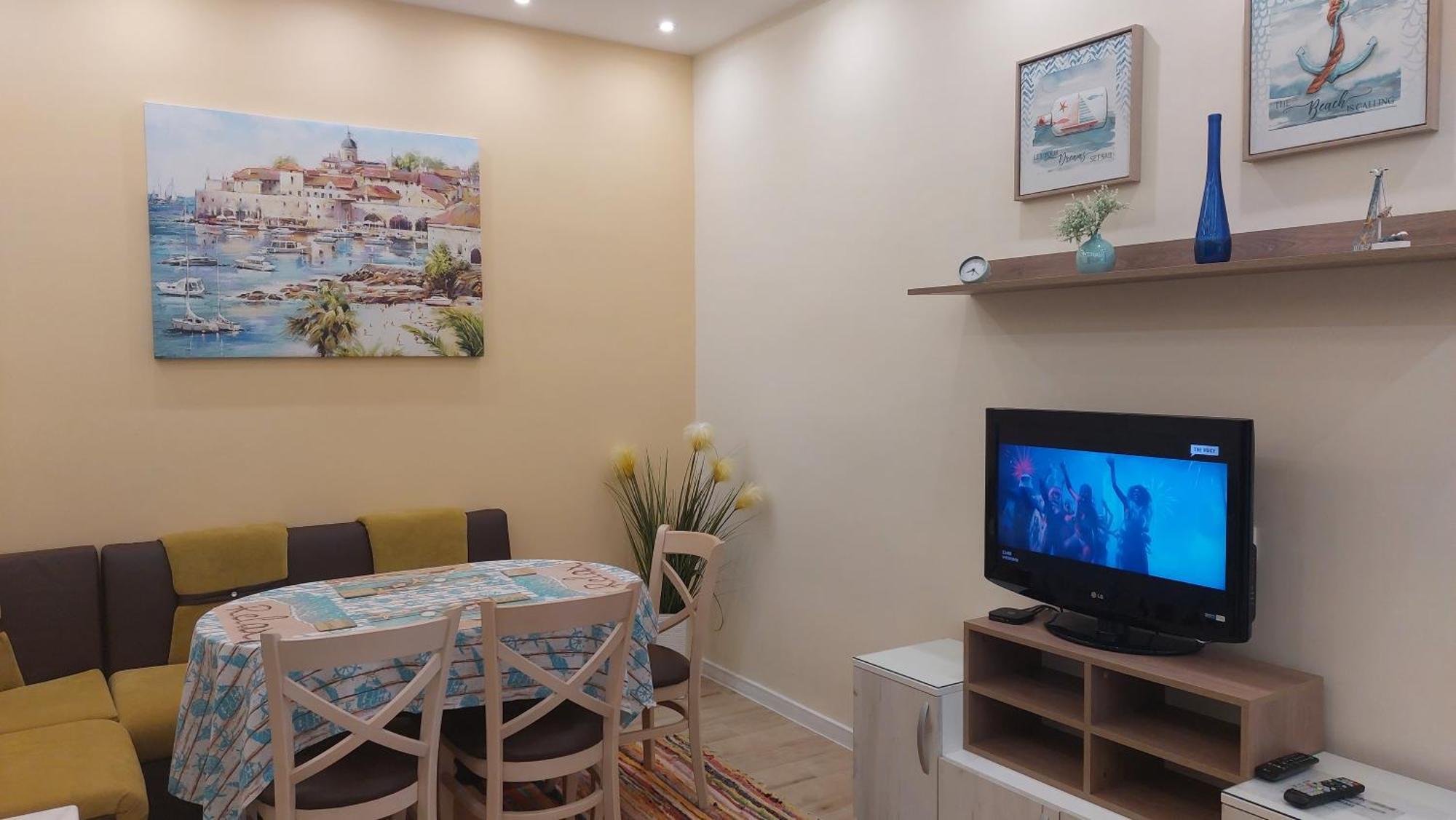 Апартамент Pink & Blue - 2Bdr With Balcony - Wi-Fi Warna Zewnętrze zdjęcie